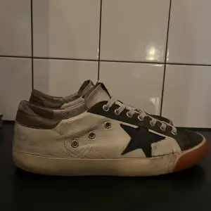 Säljer mina golden goose skor i stl 42 riktigt snygga och modellen ska vara lite smutsig annars i bra sick priset går att diskutera (Vissa byten)