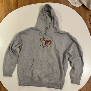 Welcome Hoodie  - Använd men i bra skick. Passar även M
