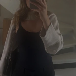 Beige stickad bolerotopp - Säljer en stilren beige stickad bolerotopp med polokrage. Perfekt för lager-på-lager.🤍🤍