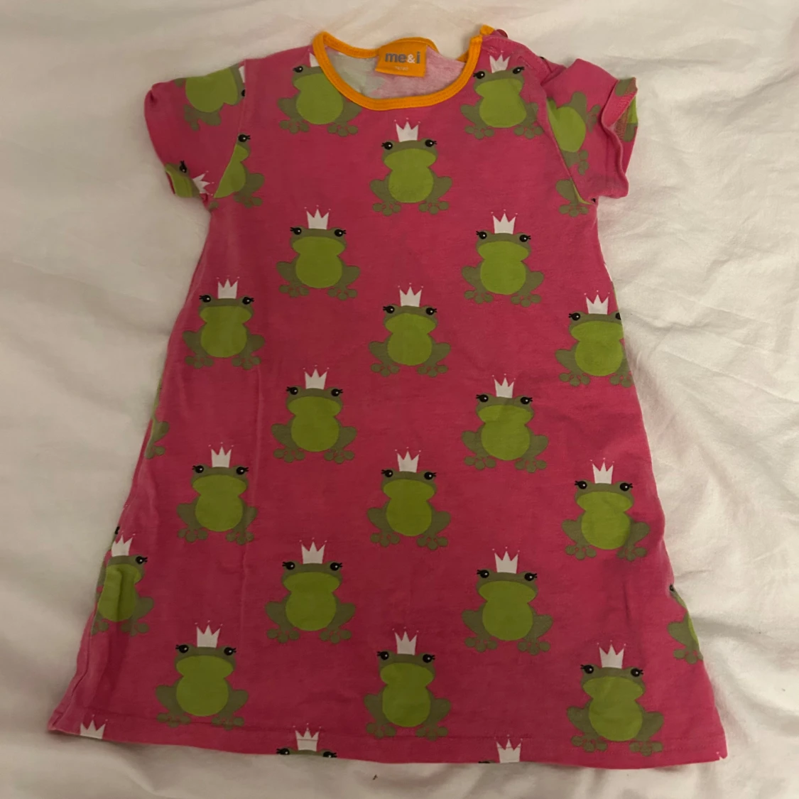 Rosa klänning med grodmönster från Me & I