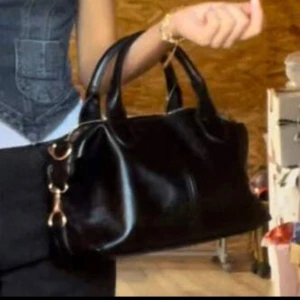 Svart handväska i skinn - 💕Intresse koll💕Jättefin handväska i mycket bra skick! Perfekt storlek för att ha vardagligen! 