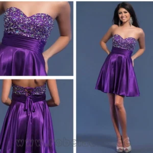 Balklänning från Dave & Johnny - Snygg lila klänning från Dave & Johnny med glittriga paljetter och stenar på överdelen. Kjolen är kort och har en vacker glansig finish. Perfekt för festliga tillfällen! Man kan använda den med eller utan axelband. Det kommer med extra plaketter och prälor ifall några skulle lossna. Storleken är lite flexibel. Skulle säga att den är mellan 36 och 40.