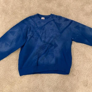 Blå sweatshirt - Blå tröja som är köpt på plick. Står storlek XL men sitter lite baggy på mig som har storlek S. Hojta till för fler bilder :-)