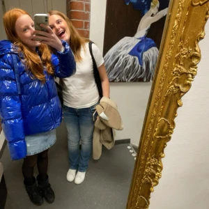 Blå pufferjacka från Guess - Säljer en snygg blå pufferjacka från Guess. Jackan är vind- och vattentät med återvunnen vaddering. Perfekt för kalla dagar 💖(kan diskutera pris )