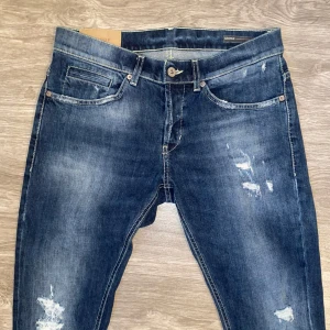 Dondup Jeans George - Hej! Säljer ett par feta dondup jeans i modellen george 🙏 || Skick : Mycket bra || Storlek : W31 || Har du några frågor är det bara att höra av sig 💫