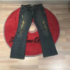 Jeans - Snygga jeans med slitningar på framsidan. Sjuka detaljer på baksidan me. Skriv för mått o flera bilder såklart!