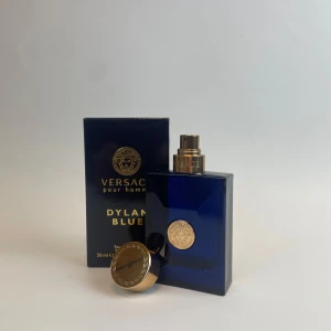 Versace Dylan blue: eau de toilette  - Versace Dylan Blue – 3ml för 45 kr / 5ml för 65 kr 	•	Doftnoter: Bergamott, grapefrukt, vattennoter, fikonblad, svartpeppar, patchouli, mysk, tonkaböna, rökelse.