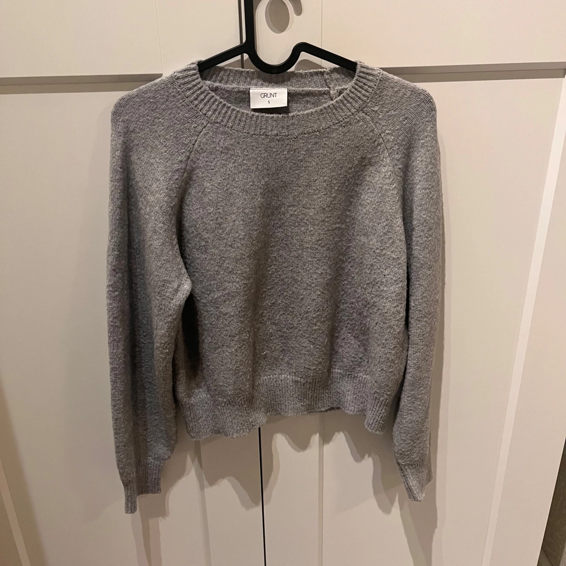 Grå stickad tröja från Grunt