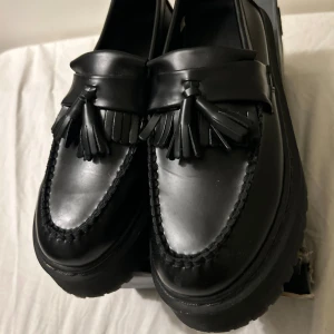 NY Loafers Quad Lofers Svart Läder storlek 42 - säljer dessa nya loafers av svart läder. helt ny, quad loafers. alltså plattform shoes. riktigt snygga alldeles helt nya. Storlek 42, men kan passa mellan 40-42.5 enkelt! väldigt stylish också med baggy jeans. Skriv vid frågor eller funderingar ;D😎