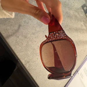 Bruna solglasögon med glittrig detalj - Glasögon som inte kommer till användning. Typ helt oanvända 