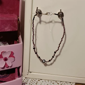 Pärlhalsband med hjärta - Handgjort halsband/choker 🖤💗🖤 Halsbandet längd är ca 27,5 cm