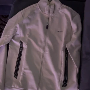 Vit/beige kofta Boss (oanvänd med prislapp) - Helt oanvänd kofta då jag råkade beställa 2st. Kostar 2200 i butik. Priset kan diskuteras.