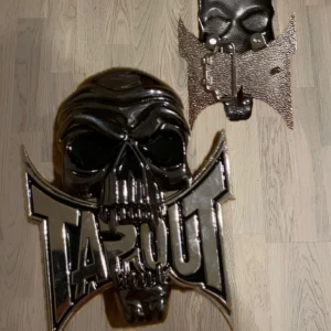 Tapout bälte med dödskalle - Coolt bälte från Tapout med en stor dödskalleformad spänne. Bältet är dekorerat med nitar och har en glittrig yta. Perfekt för att ge en edgy touch till din outfit. 👀👀 DU FÅR BARA BÄLTE SPÄNNER INTE HELA BÄLTET!