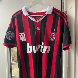 AC Milan tröja med Ronaldinho  -  AC Milan fotbollströja från Adidas med Ronaldinho nummer 80 på ryggen. Har använts en gång men är i nyskick utan tecken på användning! 