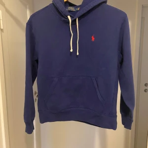 Blå hoodie från Ralph Lauren - Säljer en blå hoodie från Ralph Lauren. Tröjan är i storlek S men sitter mer som XS, han på bilden är 174. Bara att skriva vid frågor! Mvh Viggo