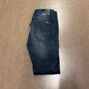 Mörkblå jeans från G-Star - Säljer dessa tvär feta jeans i väldigt bra skick använda fåtal gånger. Nyrpris 1500