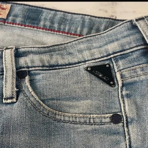 Lågmidjade replay jeans  - Så sjukt snygga jeans!!! Ända defekten är att dem spruckit vid insidan av låret, (går att fixa)💕💕💕💕Passar S/M men står 28/34