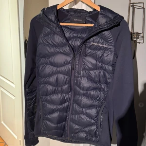  Peak Performance jacka - Marin blå jacka från peak performance hybrid 🔵jacka som är i bra skick! Nypris är 2,7 tusen!🔵