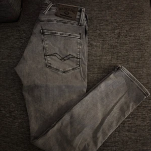Replay Jeans - Snygga grå jeans från Replay. Modellen anbass. Storlek 29. Tveka inte på att höra av dig vid minsta lilla fråga!