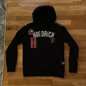 Hoodrich Hoodie - En enkel fräsch hoodie från Hoodrich i storlek S. Tröjan är bara använd ett par gången då jag ångrade köpet. Tröjan har en inbyggd ficka i vänsta armvecket. Pris kan diskuteras vid SNABB AFFÄR. Hör av dig!