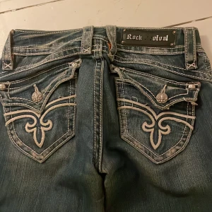 Bootcut Rock Revival - Bootcut lowrise jeans från rock revival. Skit snygga och sitter bra säljer endast då jag bytt stil. 