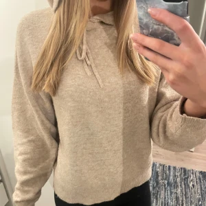 Beige stickad hoodie - Säljer denna superfina stickade hoodie ifrån lindex. Nypris 400kr tror inte den säljs längre💞 använd max fyra gånger så är inte nopprig eller nånting!