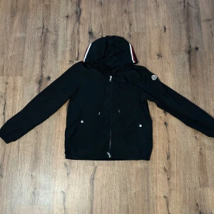 Moncler winbreaker - använd fåtal gånger storlek xs-s