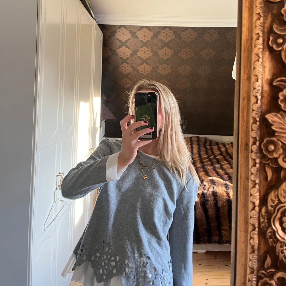 Grå tröja med spetsdetaljer och vit blus under  - 91