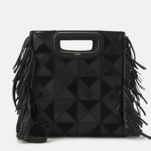 Maje väska - snygg slutsåld maje väska, köpt från zalando!! NYPRIS 3245 kr🙌🏻 väskan är i den stora modellen, mått står i bild 5❤️‍🔥❤️‍🔥 väskan är som ny då den används få gånger, och axelband medföljer såklart, bara att skriva vid frågor!! intressekoll endast