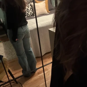 Lågmidjade vintagejeans i bootcut - Säljer mina lågmidjade vintage bootcutjeans från märket Nice Denim då de är liiite för små i midjan för mig. De är i storlek M, men för mig är det mer som S💗