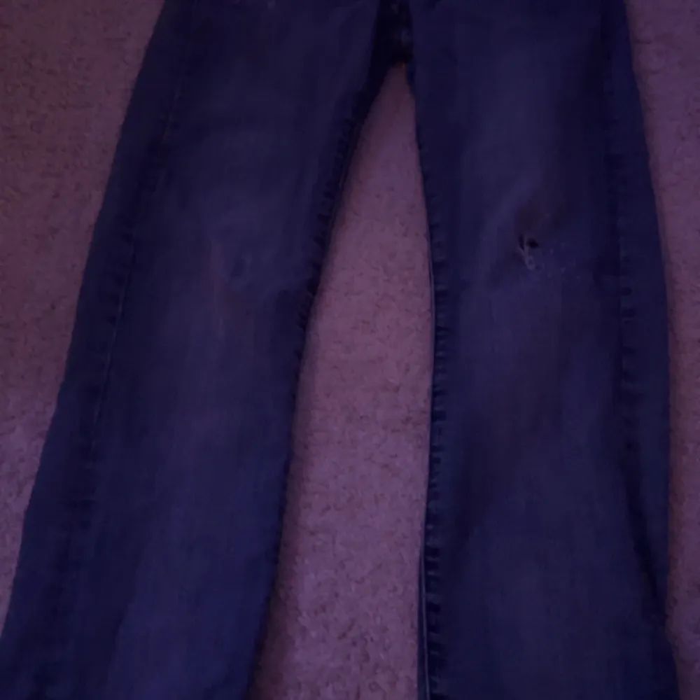 Säljer ett par blå slim fit jeans från Sondre. De har en klassisk design med knapp och dragkedja framtill. Perfekta för en stilren look.. Farkut & Housut.
