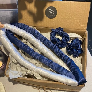 Heatless-Curls Kit (Curls) - Vi driver ett UF företag där vi säljer utvecklade heatless-curls som är både bekvämare att sova i, lättare att använda, skonsamma mot håret och samtidigt ge underbart resultat!Setet innehåller en lång hårstylingsrulle, vadderad i 100% återvunnet bomull, klädd i satin, 2 scrunchies i satin och en sovmössa. Perfekt för att skapa vackra lockar utan värme. Köp nu och få drömhåret!🎀🎀