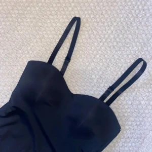 body - snygg body som är lite för liten, jättebra skick!! skriv för fler bilder💞 