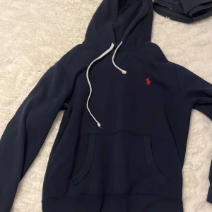 Mörkblå hoodie från Ralph Lauren - Säljer denna hoddie som inte används!! 