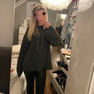 Mörkgrå stickad tröja - Superfin mysig stickad tröja som passar perfekt nu till vintern!