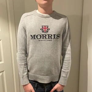 Morris Sweater - Fet morris tröja | Storlek S | Modellen är 183cm