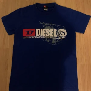 Diesel t-Shirt - Så snygg och cool t-shirt från diesel! Jag har knappast använt den, därför i topp skick! Skriv privat vid frågor eller fler bilder, priset är diskuterbart☺️