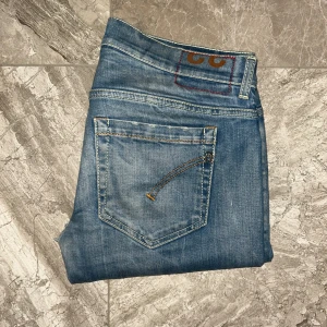 Dondup jeans - Ett par dondup jeans storlek 33 med slitningar| Hör av er vid fler funderingar ✅☁️