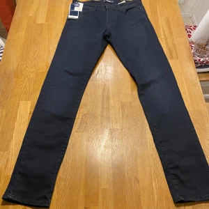 Mörkblåa jeans från Jack & Jones - ÄR VILLIG ATT GÅ NER I PRIS.       Sköna  jeans från Jack & Jones i passformen slim gleen. Storlek 29/34.  Dessa jeans har aldrig kommit till användning vilket man ser då lapparna är kvar på jeansen. Anledningen till det är att jeansen är för stora för mig. Kontakta om flera bilder eller frågor   Obs nypris 749kr.    