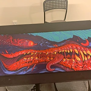 Dragon Fin Pro Mousepad från X-Gamer - Säljer en helt ny Dragon Fin Pro Musmatta från X-Gamer med ett färgstarkt drakmotiv i rött, blått och gult. Musmattan har en avancerad tygvävsyta för optimal precision och smidighet vid gaming. Perfekt för den seriösa gamern som vill ha både stil och funktion. Mått; 1100x450x4 mm Ord.pris; 499 kr