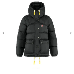 Svart dunjacka från Fjällräven - Intressekoll på min snygga  svart dunjacka från Fjällräven. Eller om någon vill byta mot en grön. Perfekt för kyliga dagar. ❣️