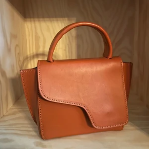 Atp atelier väska - Säljer min så fina orangea montalcino väska från Atp atelier! Passar perfekt i vår och är så najs till utgångar. Väskan har lite repor därav de sänkta priset, men inget jag tycker man tänker på annars är den i nyskick! Nypris 3900🥰