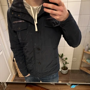 J Lindeberg Jacka - Tja! Säljer nu en skitsnygg J Lindeberg Baily jacka perfekt till vintern! Nypris ligger på över 4000, mitt pris 1399🤝 Inga defekter, mörkblå/svart. Storlek M men kan passa S också.