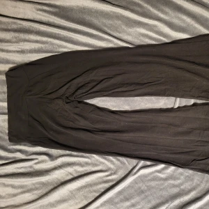 Svarta leggings - Säljer ett par svarta leggings i mjukt material. Perfekta för en bekväm och stilren look. Passar bra till både avslappnade och mer uppklädda tillfällen.