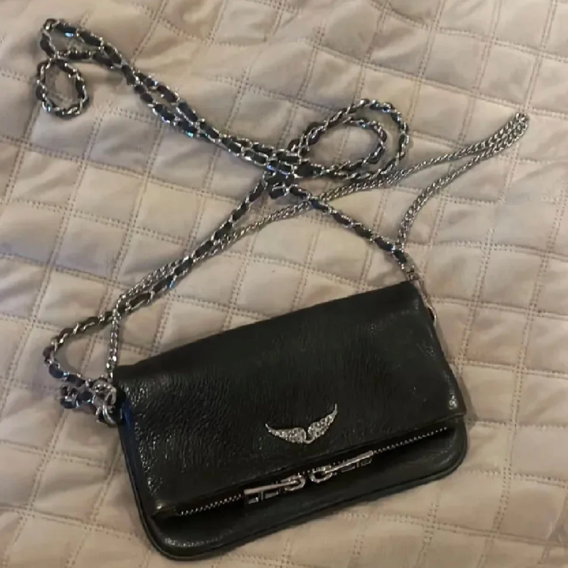 Svart axelväska med kedja