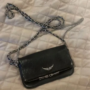 Svart axelväska med kedja - Snygg svart äkta Zadig Voltaire väska, i ett fint skick använd några få gånger💕