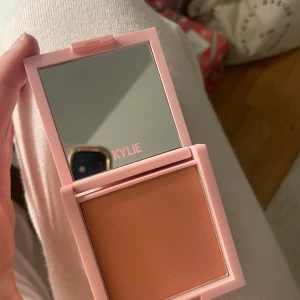 Kylie Jenner blush  - HELT OANVÄND endast testad på armen! 