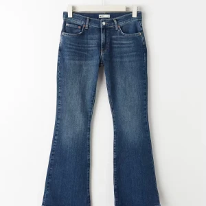 Blå bootcut jeans från Gina - Snygga blå bootcut jeans från Gina i storlek 38. Har använt fåtal gånger men är i väldigt bra skick💕hör av dig för fler bilder💕