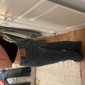 Abercrombie and fitch jeans  - Säljer ett par ass feta jeans som jag köpt vintage då dom är lite för stora för mig. Skit snugga och typisk levis vintage jeans. Storlek oklar mått 41 midja. Hela byxan 98 och innerbenet 74. Fint märke!!
