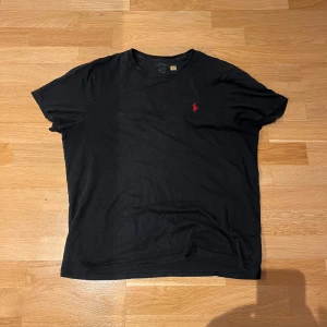 Ralph lauren t-shirt - Säljer den här snygga t-shirten då den är för liten för mig. Den är i bra skick. Modell custom slim fit. Storlek L men passar även M